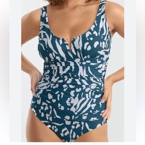 Anne Cole
JUNGLE
FEVER Printed
V-Wire
Ruched One-Piece
Swimsuit 
Size 10